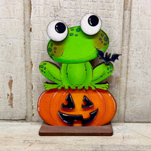 Load image into Gallery viewer, Halloween Frogs - Unpainted &amp; Unassembled